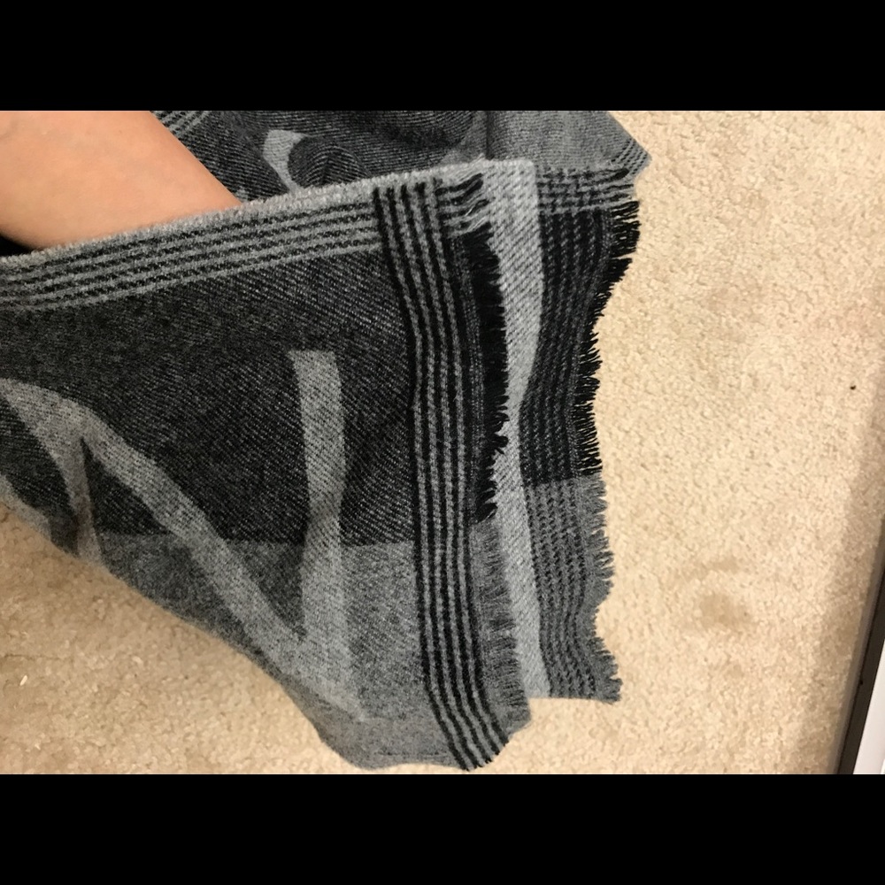 💯 Authentic Louis Vuitton scarf - Picture 5 of 7